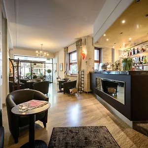 Hotel Corona Отель Тирано
